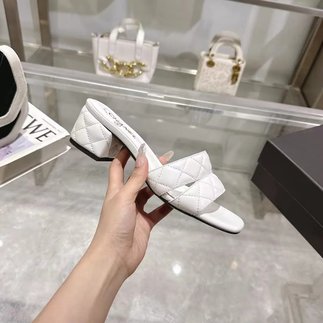 👟👟Ex-factory price 520👟👟 𝐂𝐇𝐀𝐍𝐄𝐋★Xiaoxiang New Spring and Summer Products Counter new sandals, electric embroidered Lingge’s classic elements that will never fade away 💋Showing a unique style, too beautiful to say, a must-have in summer... Upper: imported sheepskin/knitted fabric Lining: mixed sheepskin Heel height: 5cm Outsole: Italian leather outsole Shoe size: 35-39 (customized items of 40, 41 and 42 are not returnable or exchangeable)